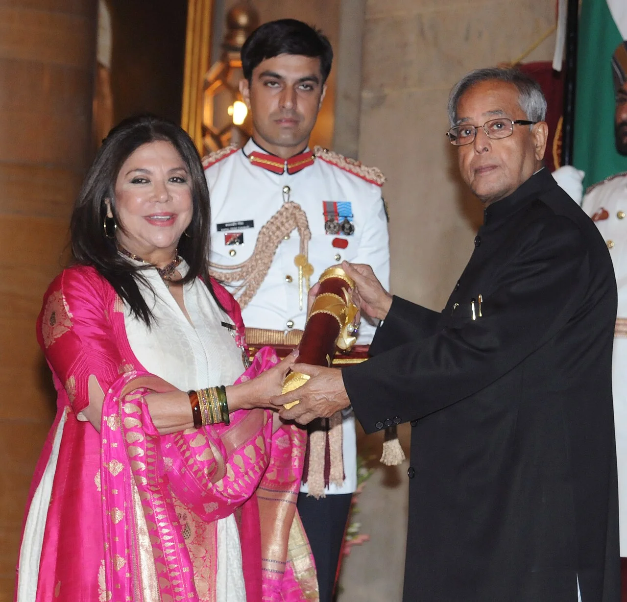 Ritu Kumar receiving the Padma Shri from President Pranab Mukherjee at Rashtrapati Bhavan, 2013