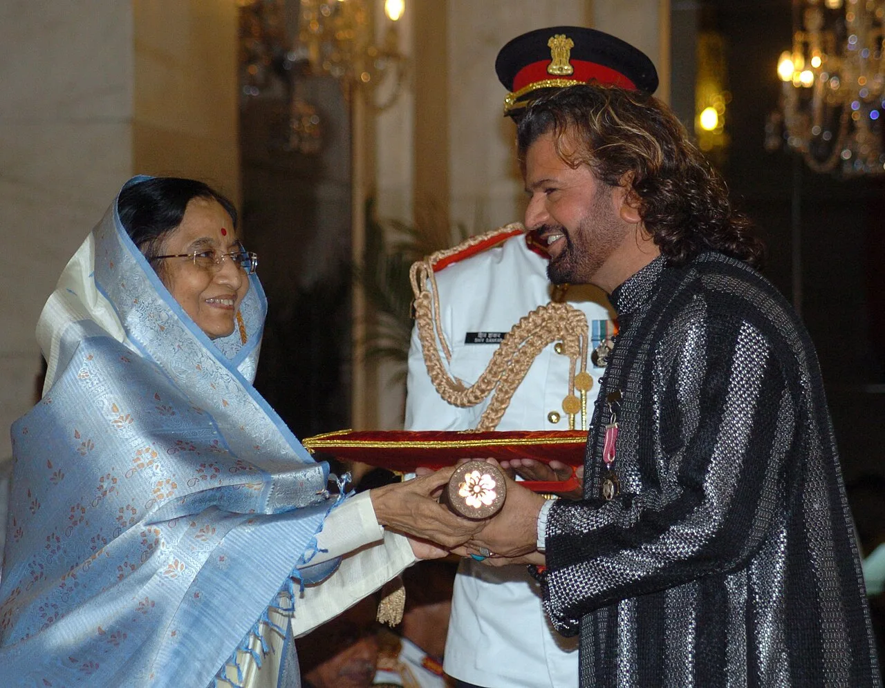 Hans Raj Hans receiving the Padma Shri award from President Pratibha Patil in 2008