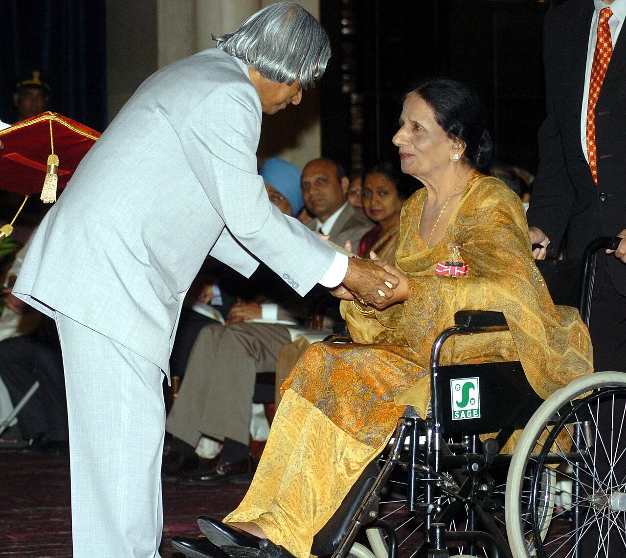 Surinder Kaur receiving the Padma Shri award from President A. P. J. Abdul Kalam in 2006