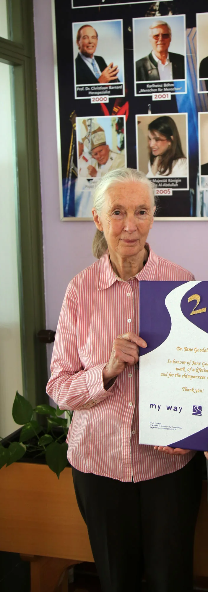 Jane Goodall holding her My Way lifetime award in Vienna in 2015
